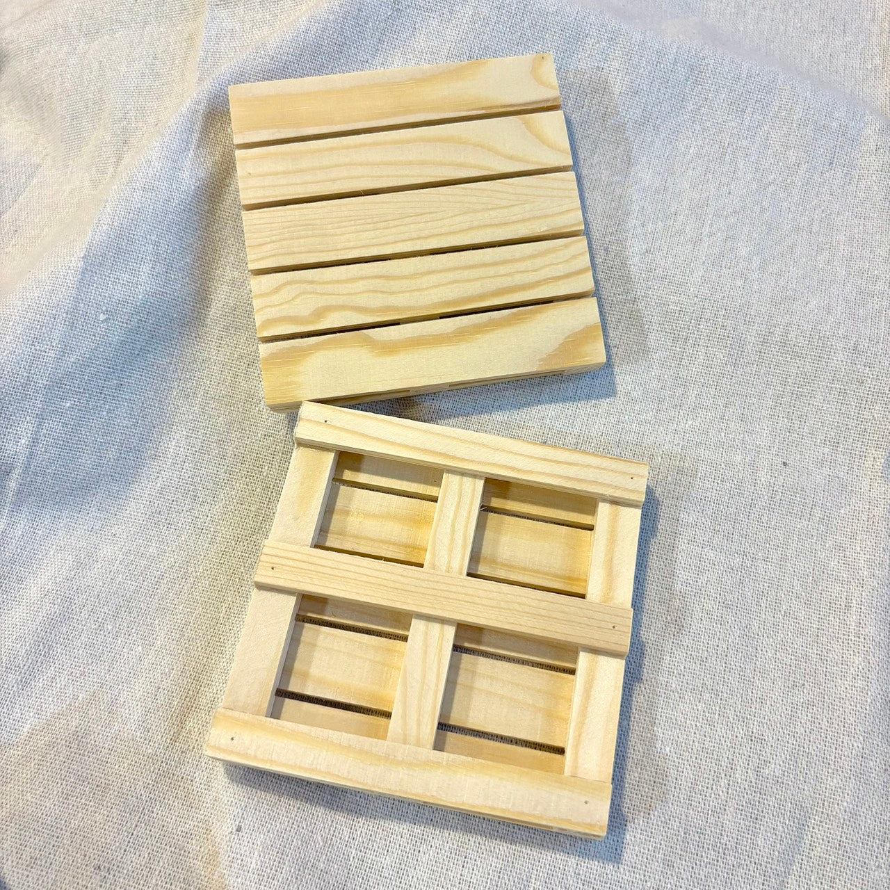 好宅現貨 🏠 迷你棧板杯墊 DIY 小木托 隔熱墊 擺拍道具 木質棧板 小架板 展示木架 手機支架 微縮場景道具