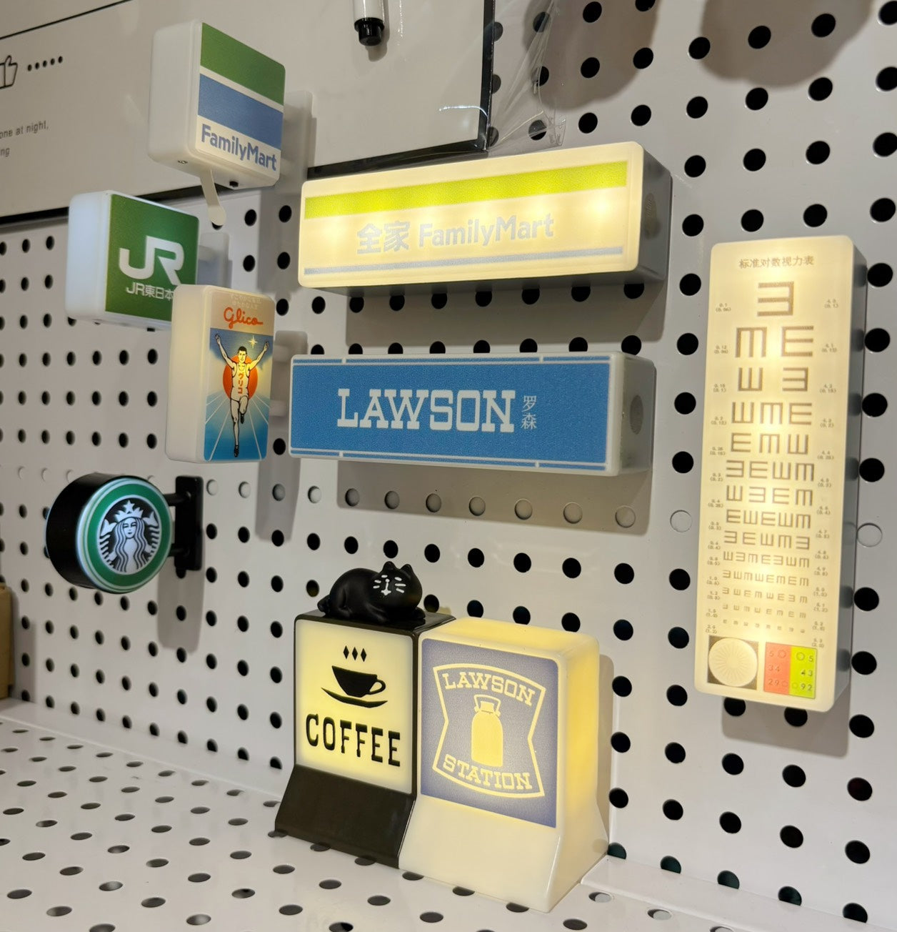 好宅選品 🏠 迷你招牌冰箱貼 發光招牌 星巴克 全家 JR 羅森 視力檢查表 迷你燈箱 玩具 模型