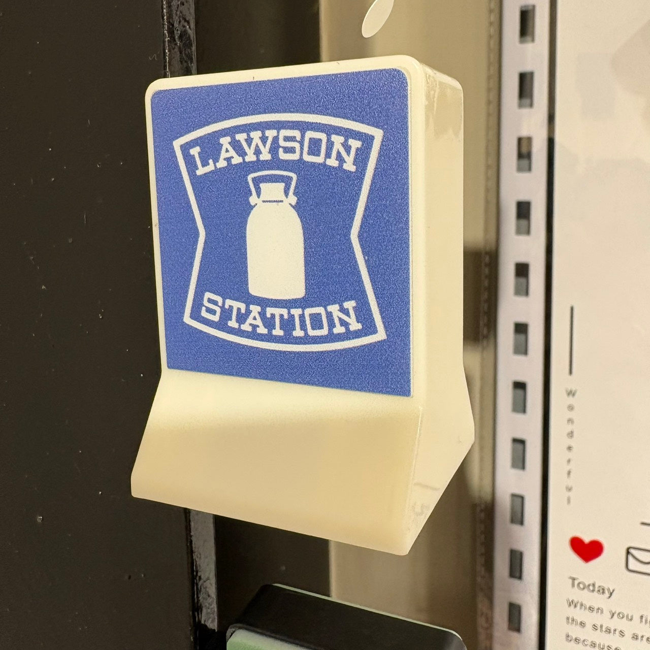 好宅選品 🏠 迷你招牌冰箱貼 發光招牌 星巴克 全家 JR 羅森 視力檢查表 迷你燈箱 玩具 模型