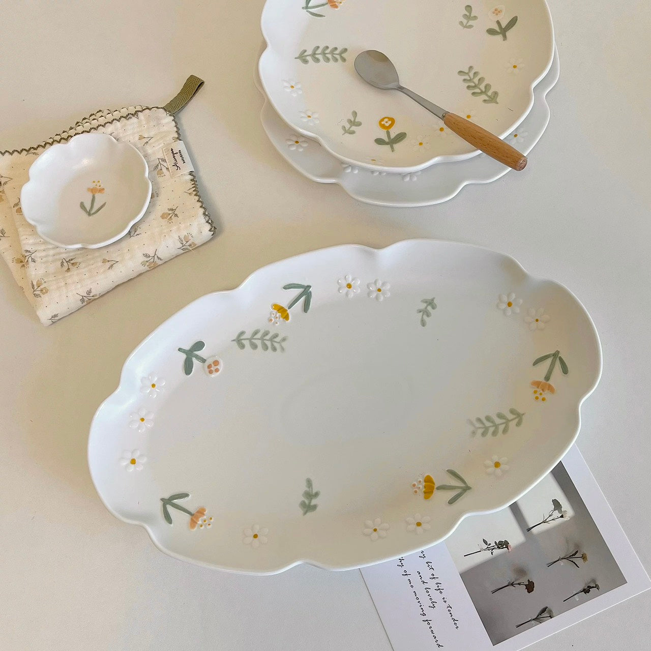 好宅選品 🏠 法式浮雕小雛菊 陶瓷碗 餐具 碗公 餐碗 飯碗 器皿 餐盤 8吋盤 陶瓷盤 魚盤