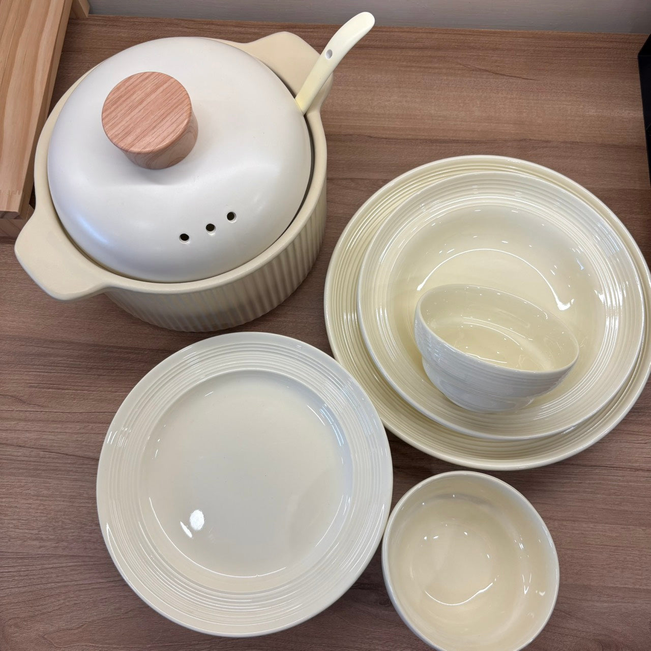 好宅選品 🏠 慵懶奶油風 浮雕螺紋餐具組 碗盤 深盤 淺盤 燉鍋 湯鍋