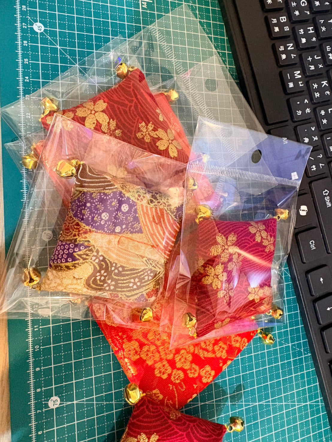 現貨秒發⚡ 招財貓坐墊 公仔坐墊 迷你布墊 微縮模型 招財貓墊 微縮場景道具 擺飾 聚寶盆底座 裝飾品 公仔道具